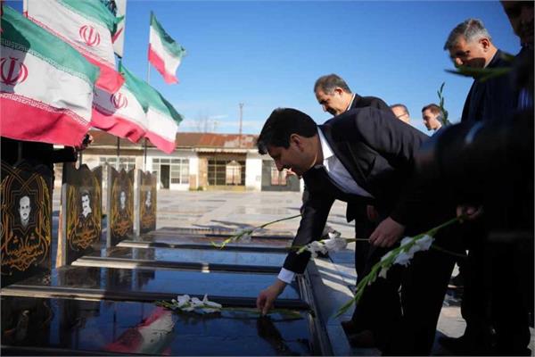 ️وزیر ارتباطات در بدو ورود به گیلان بر مزار شهدای رشت حاضر شد