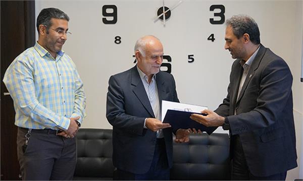تقدیر از ایثارگر و رزمنده پیشکسوت اداره کل ارتباطات و فناوری اطلاعات گیلان