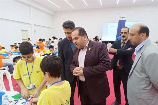 بازدید مدیرکل ارتباطات و فناوری اطلاعات گیلان از روند برگزاری مسابقات المپیاد جهانی رباتیک در منطقه آزاد انزلی