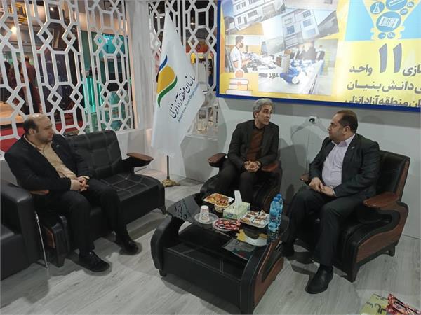 بازدید مدیرکل ارتباطات و فناوری اطلاعات گیلان از غرفه منطقه آزاد انزلی در نمایشگاه الکامپ گیلان